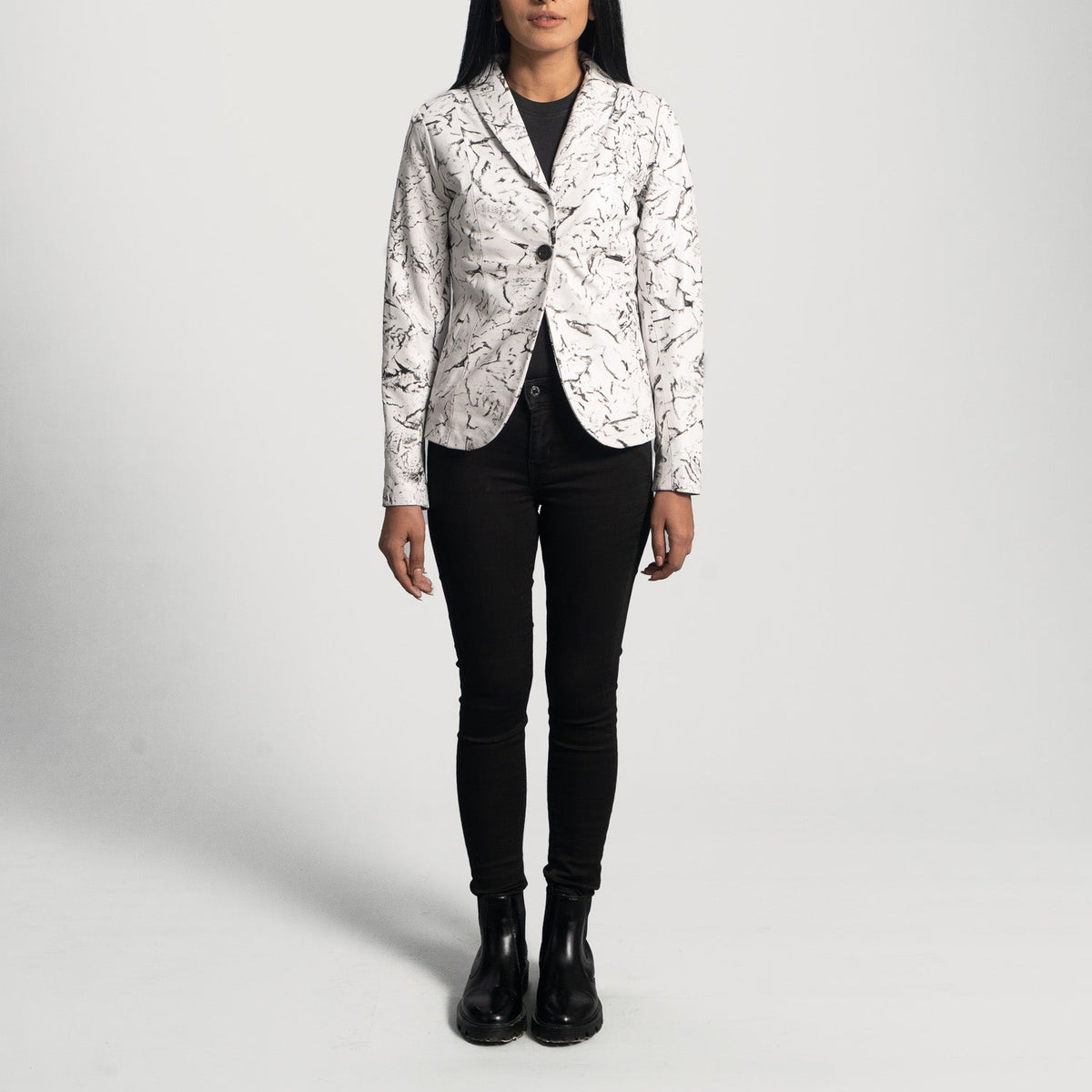 
Dettaglio ravvicinato of Notch & Button Hardware on Donna Blake Bianco Blazer in Pelle in Pelle da Donna