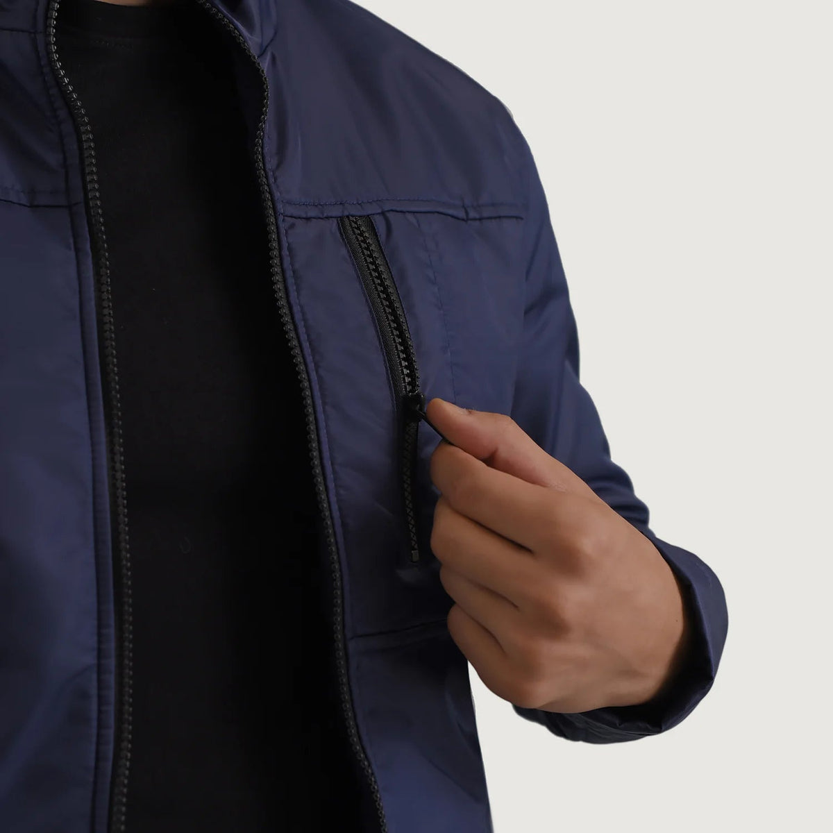 Vista interna Showing Quilted Viscose Lining &amp; Dual Inside Utility Storage Pockets