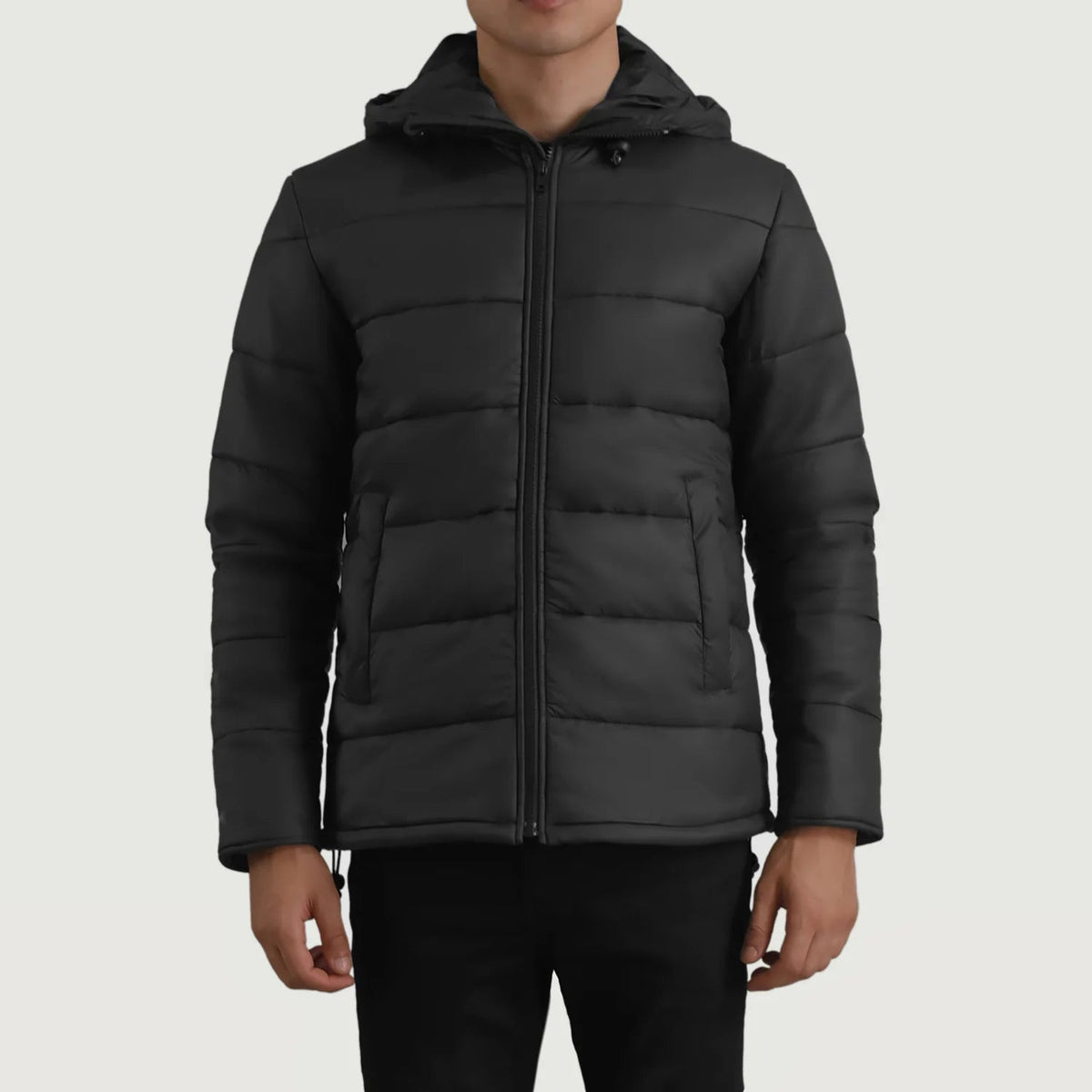 
Erico Nero Hooded Puffer Giacca in Pelle da Uomo in vera pelle bovina nera - Vista frontale e silhouette sartoriale | Acquista online