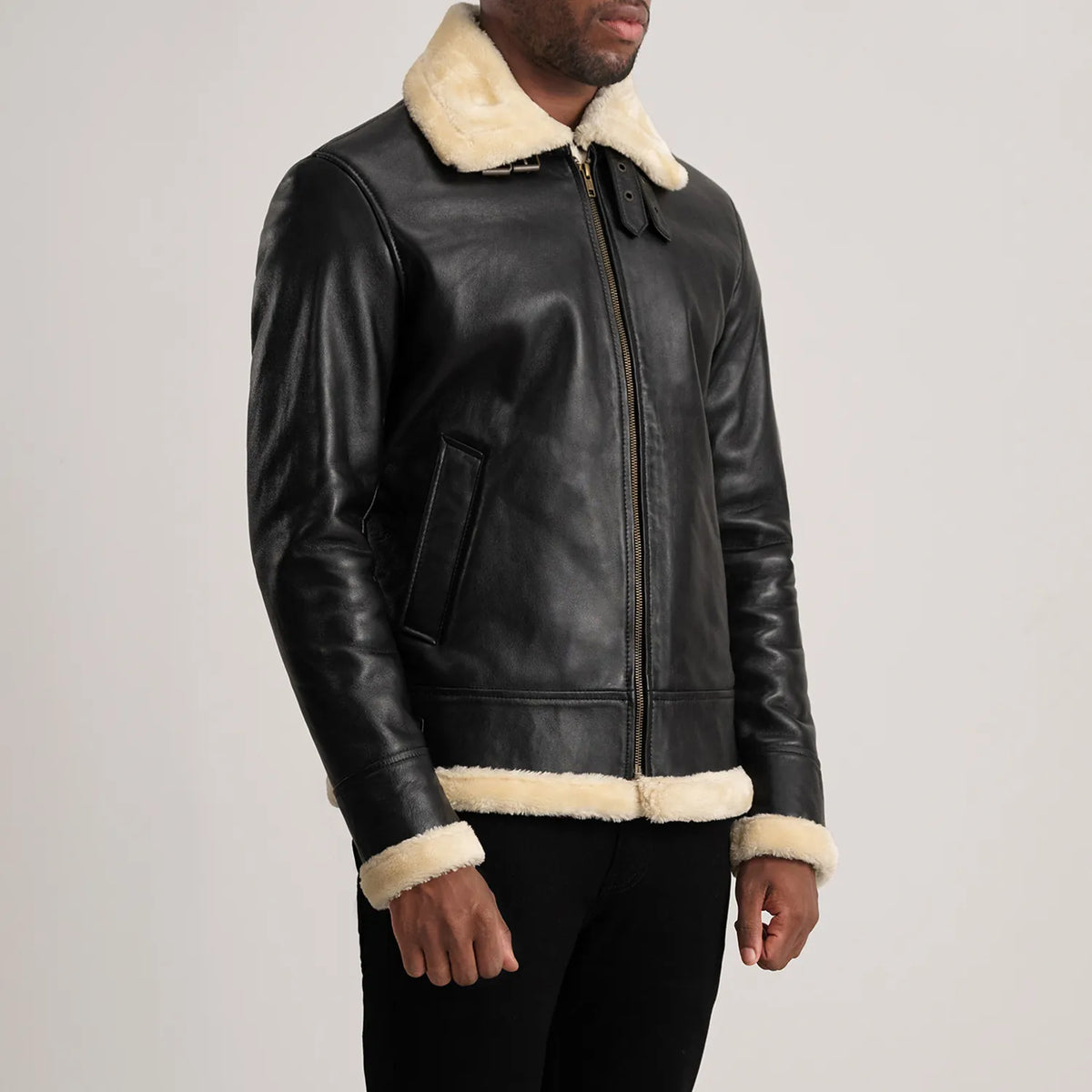 
Black Sheepskin Leather Bomber Jacket - Vista posteriore con spalle definite e orlo pulito