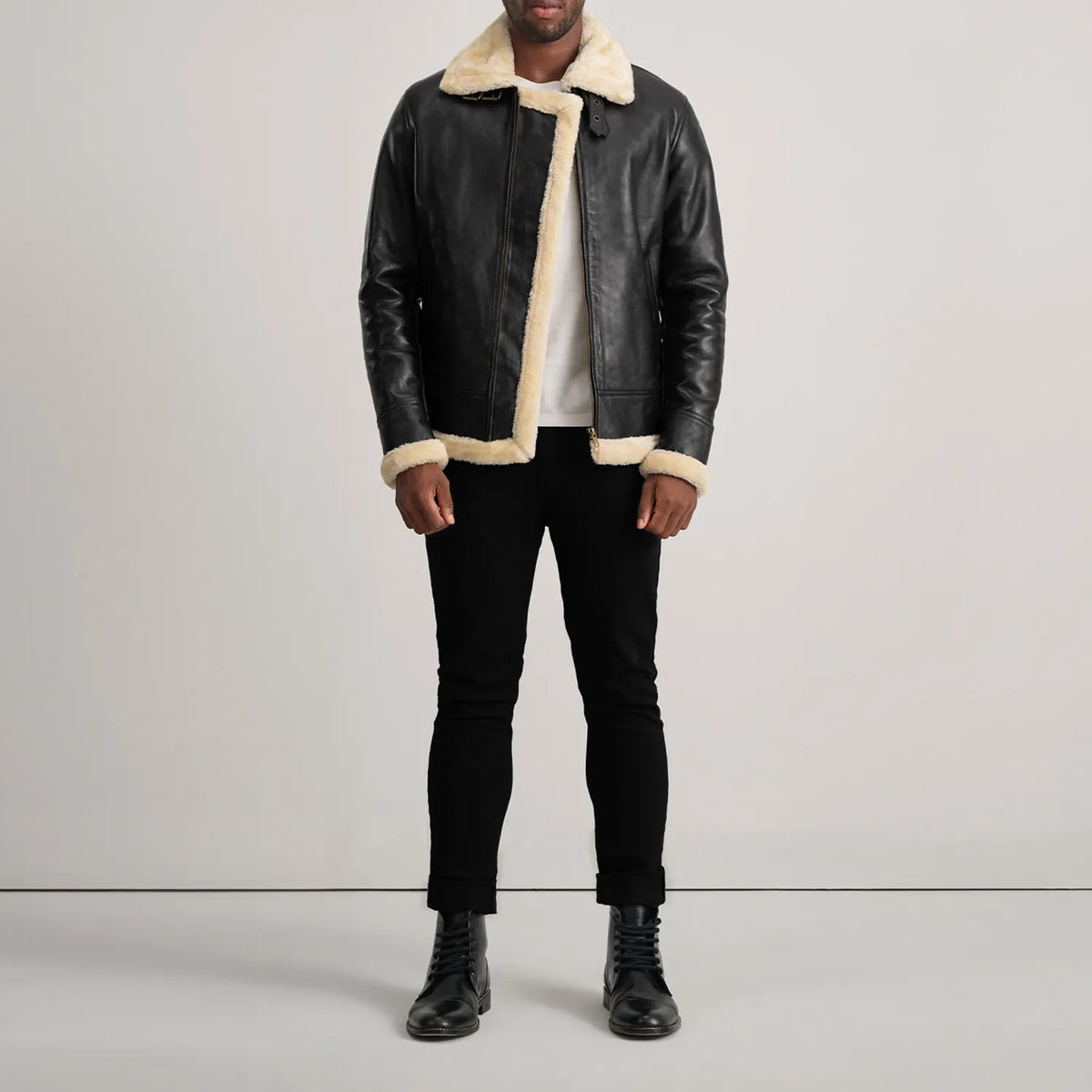 
Francis B-3 Black Leather Bomber Jacket - Vista laterale che mostra il taglio ergonomico delle maniche