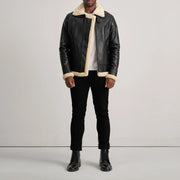 
Francis B-3 Black Leather Bomber Jacket - Vista laterale che mostra il taglio ergonomico delle maniche