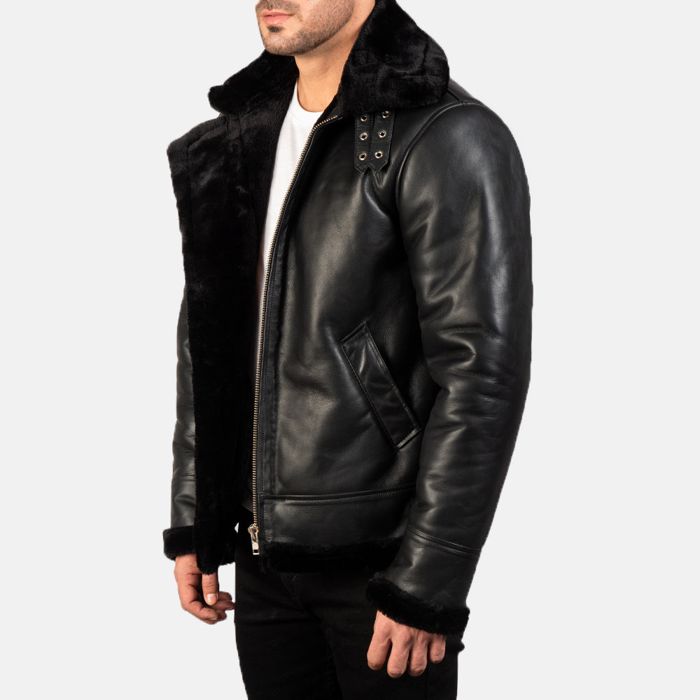 
Prospettiva indossata di Francis B-3 Black Leather Bomber Jacket su modello - Drappeggio naturale alla luce del giorno