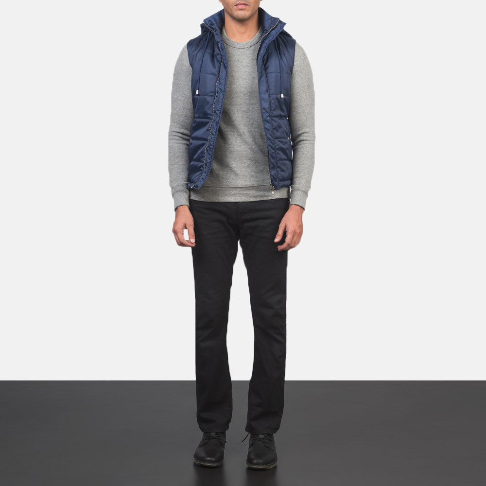 
Fuston Blu Gilet imbottito con cappuccio da Uomo - Vista laterale che mostra il taglio ergonomico delle maniche