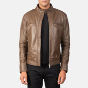
Gatsby Moka Giacca Biker in Pelle da Uomo in Dark Brown Sheepskin Leather - Vista frontale e silhouette sartoriale | Acquista online