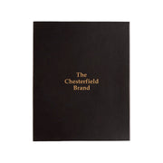 
Prospettiva indossata di Giftset Leather Writing Case and Pen (Passport holder) su modello - Drappeggio naturale alla luce del giorno