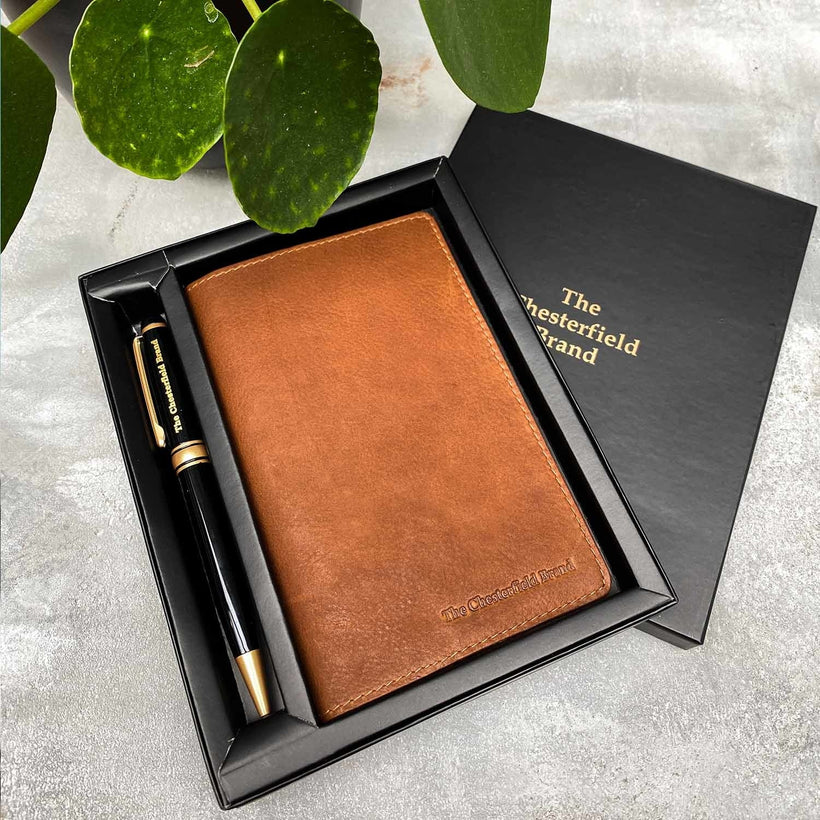 Giftset Leather Writing Case and Pen (Passport holder) da Donna