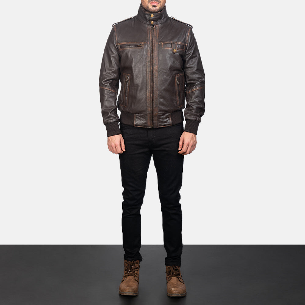 
Street Brown Leather Bomber Jacket - Vista laterale che mostra il taglio ergonomico delle maniche