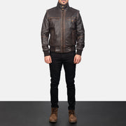 
Street Brown Leather Bomber Jacket - Vista laterale che mostra il taglio ergonomico delle maniche