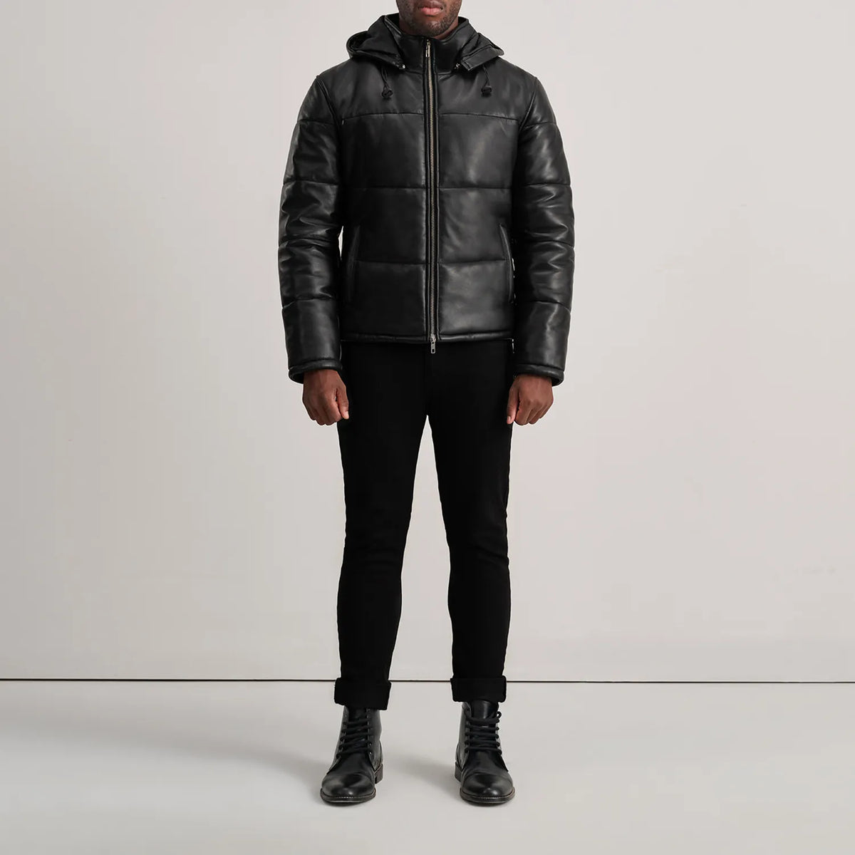 
Gordon Tan Hooded Leather Puffer Jacket - Vista laterale che mostra il taglio ergonomico delle maniche