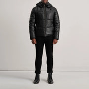
Gordon Tan Hooded Leather Puffer Jacket - Vista laterale che mostra il taglio ergonomico delle maniche