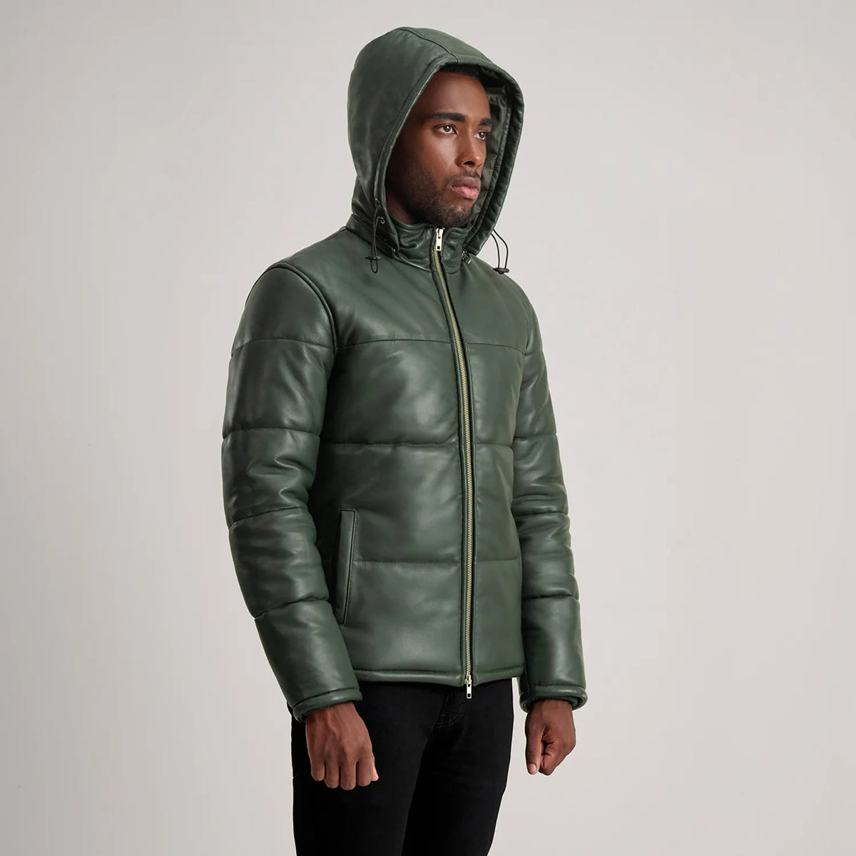 
Prospettiva indossata di Gordon Tan Hooded Leather Puffer Jacket su modello - Drappeggio naturale alla luce del giorno