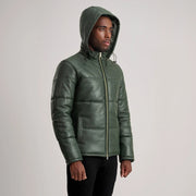 
Prospettiva indossata di Gordon Tan Hooded Leather Puffer Jacket su modello - Drappeggio naturale alla luce del giorno