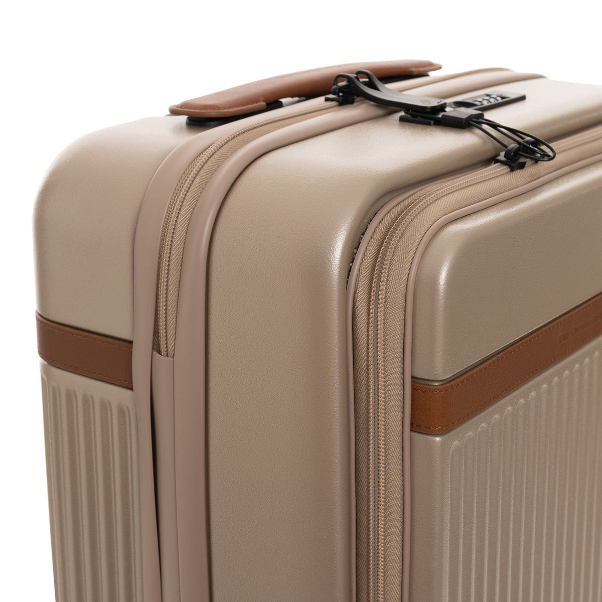 
Tailored Rib Cuffs & Hem Craftsmanship Construction Detail on Hand Luggage Suitcase Front Pocket Zuna da Donna da Donna