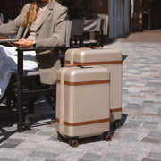 
Dettaglio ravvicinato of Classic Collar & Heavy-Duty Zipper Hardware on Hand Luggage Suitcase Zuna da Donna da Donna