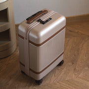 
Classic 100% Full-Grain leather Goods - Vista posteriore con spalle definite e orlo pulito