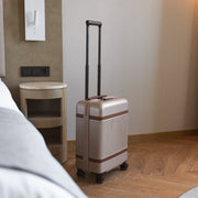 
Hand Luggage Suitcase Zuna da Donna da Donna - Vista laterale che mostra il taglio ergonomico delle maniche