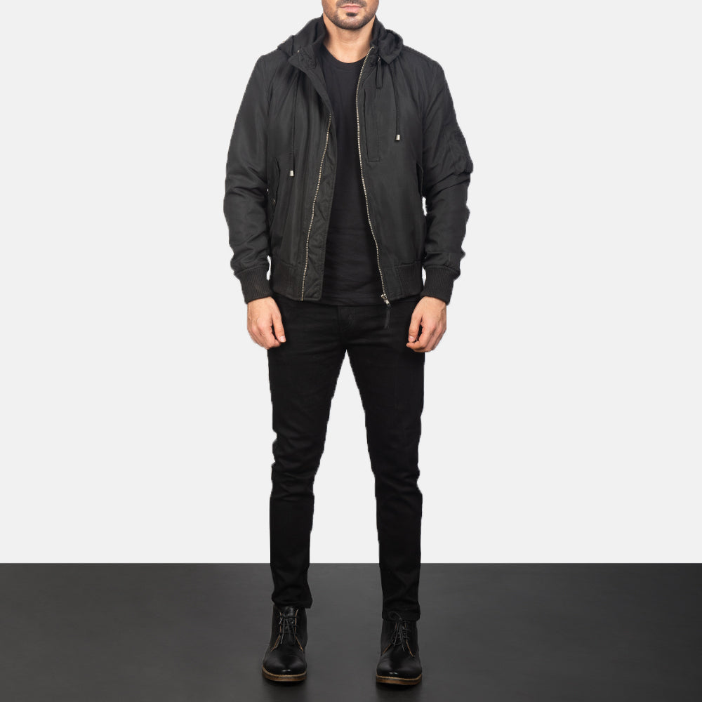 
Hanklin MA-1 Nero Hooded Bomber in Pelle da Uomo - Vista laterale che mostra il taglio ergonomico delle maniche