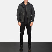 
Hanklin MA-1 Nero Hooded Bomber in Pelle da Uomo - Vista laterale che mostra il taglio ergonomico delle maniche