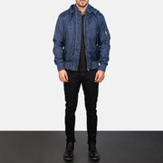 
Hanklin MA-1 Blu Hooded Bomber in Pelle da Uomo - Vista laterale che mostra il taglio ergonomico delle maniche