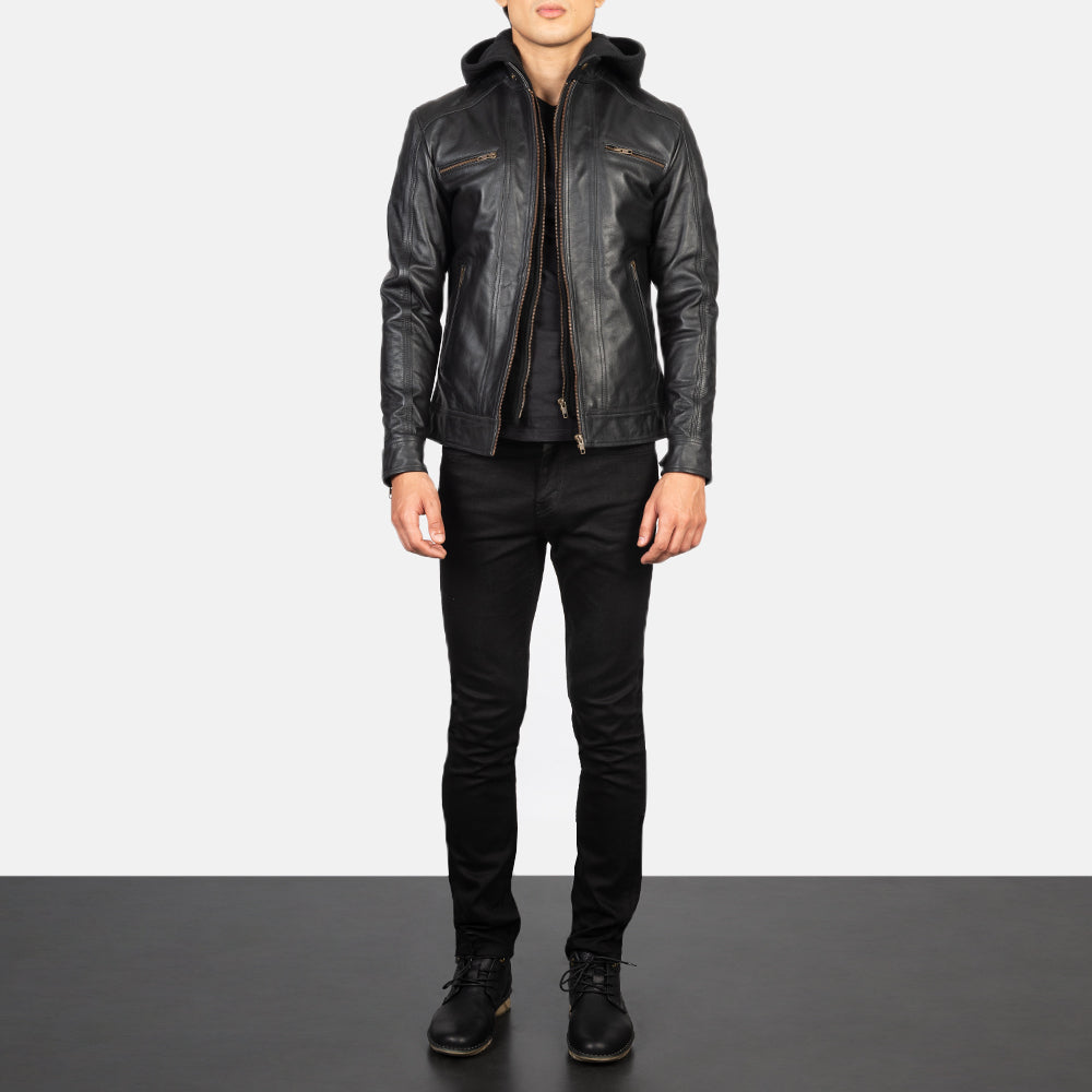 
Hector Nero Hooded Giacca Biker in Pelle da Uomo - Vista laterale che mostra il taglio ergonomico delle maniche