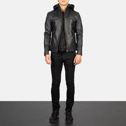 
Hector Nero Hooded Giacca Biker in Pelle da Uomo - Vista laterale che mostra il taglio ergonomico delle maniche