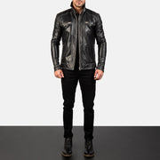 
Hudson Black Leather Biker Jacket - Vista laterale che mostra il taglio ergonomico delle maniche
