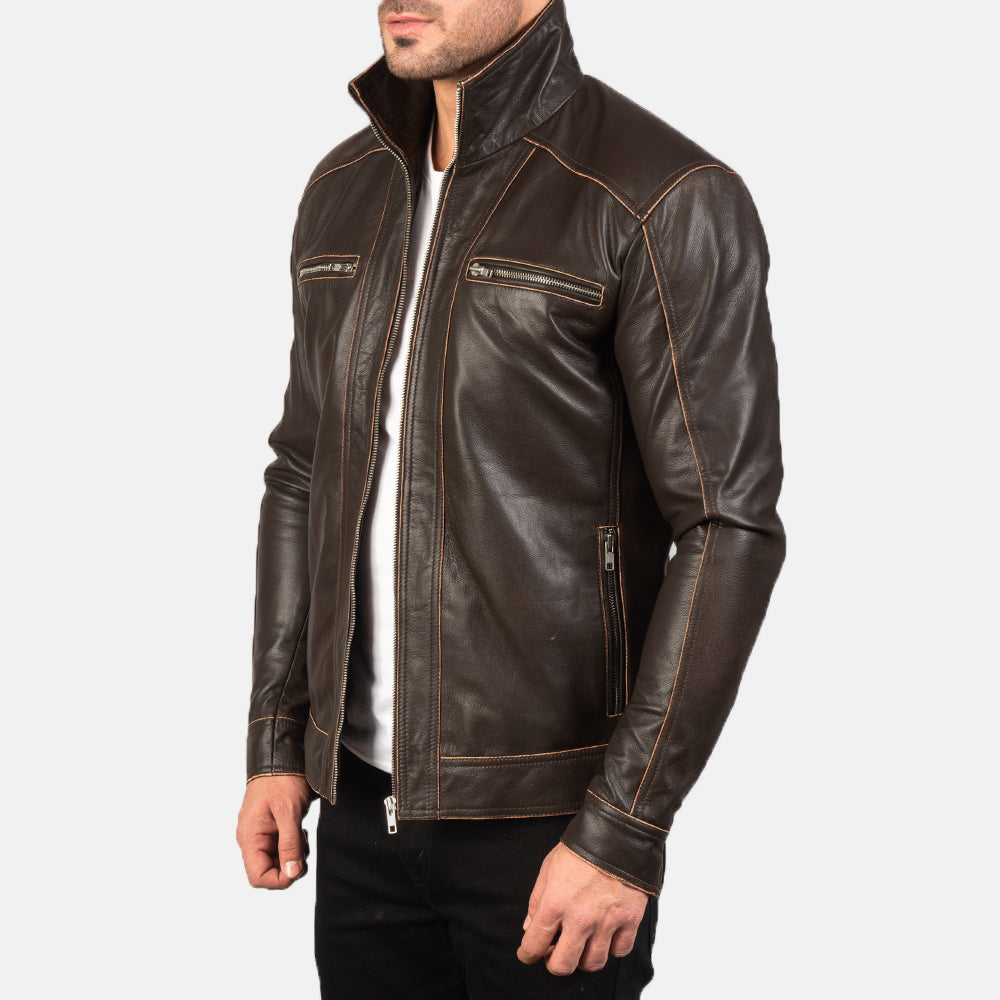 
Prospettiva indossata di Hudson Black Leather Biker Jacket su modello - Drappeggio naturale alla luce del giorno
