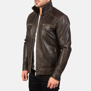 
Prospettiva indossata di Hudson Black Leather Biker Jacket su modello - Drappeggio naturale alla luce del giorno