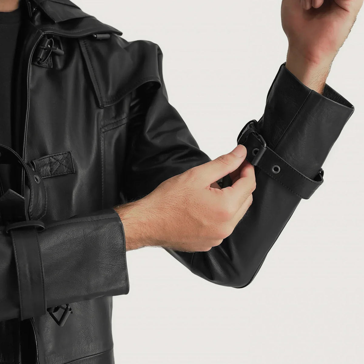 
Dettaglio ravvicinato of Shirt collar with a large hood & Belted Hardware on Huntsman Nero Hooded Trench in Pelle da Uomo