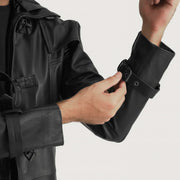 
Dettaglio ravvicinato of Shirt collar with a large hood & Belted Hardware on Huntsman Nero Hooded Trench in Pelle da Uomo