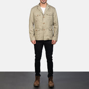 
Kajetan Beige Safari Giacca in Pelle da Uomo - Vista laterale che mostra il taglio ergonomico delle maniche