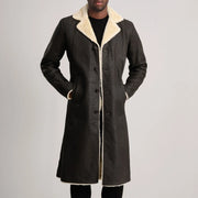 Dettaglio ravvicinato of Notch &amp; Button Hardware on Kolby Tumbled Brown Shearling Long Coat