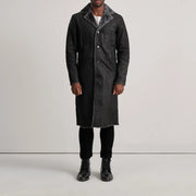 
Kolby Distressed Black Shearling Long Coat - Vista laterale che mostra il taglio ergonomico delle maniche