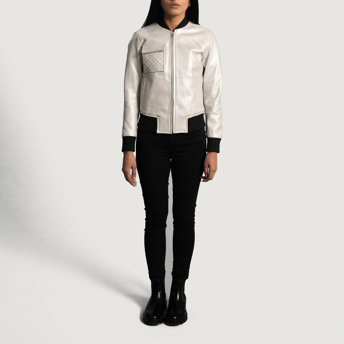 Dettaglio ravvicinato of Varsity &amp; Zipper Hardware on Women's Lana Silver Bomber in Pelle da Donna