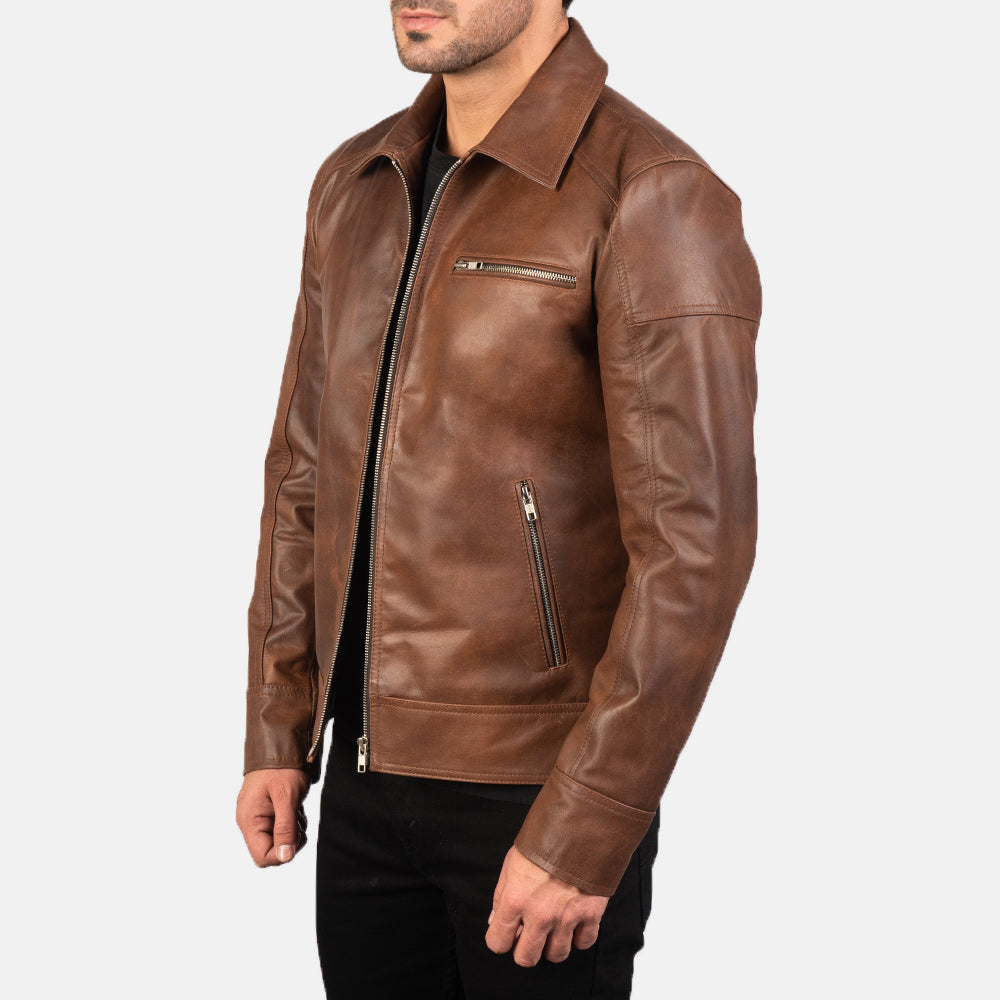 
Prospettiva indossata di Lavendard Brown Leather Biker Jacket su modello - Drappeggio naturale alla luce del giorno