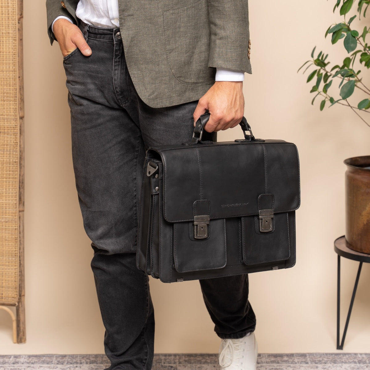 Solid Antique Brass Hardware &amp; Heavy-Duty Dual Zipper Detail on Springfield Full-Grain Leather Briefcase da Donna