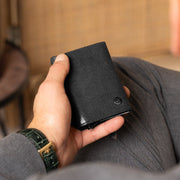 
Classic 100% Full-Grain Leather Card Holder - Prospettiva posteriore con spallacci in pelle rinforzati