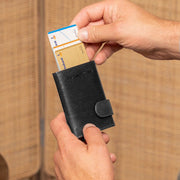 
Classic 100% Full-Grain Leather Card Holder - Prospettiva posteriore con spallacci in pelle rinforzati