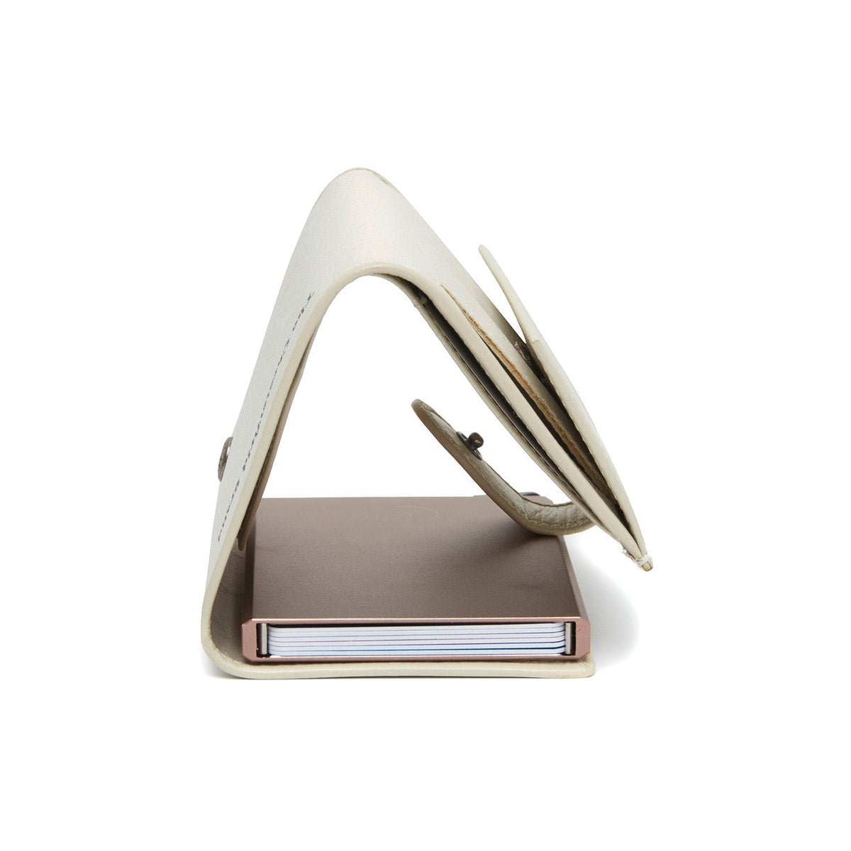 
Solid Antique Brass Hardware & Heavy-Duty Dual Zipper Detail on Sabana Pelle Pieno Fiore Portacarte