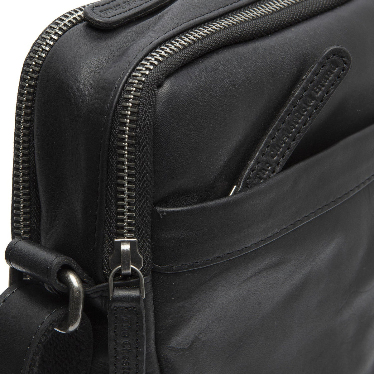 Solid Antique Brass Hardware &amp; Heavy-Duty Dual Zipper Detail on Alva Full-Grain Leather Crossbody Bag da Uomo