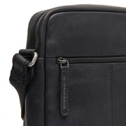
Solid Antique Brass Hardware & Heavy-Duty Dual Zipper Detail on Anzora Borsa a tracolla in pelle pieno fiore