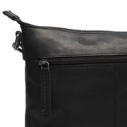 
Solid Antique Brass Hardware & Heavy-Duty Dual Zipper Detail on Faro Borsa a tracolla in pelle pieno fiore