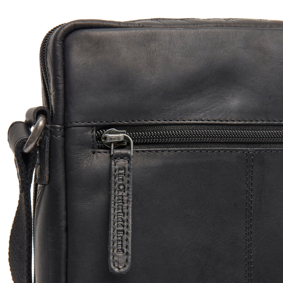 
Solid Antique Brass Hardware & Heavy-Duty Dual Zipper Detail on Montira Borsa a tracolla in pelle pieno fiore