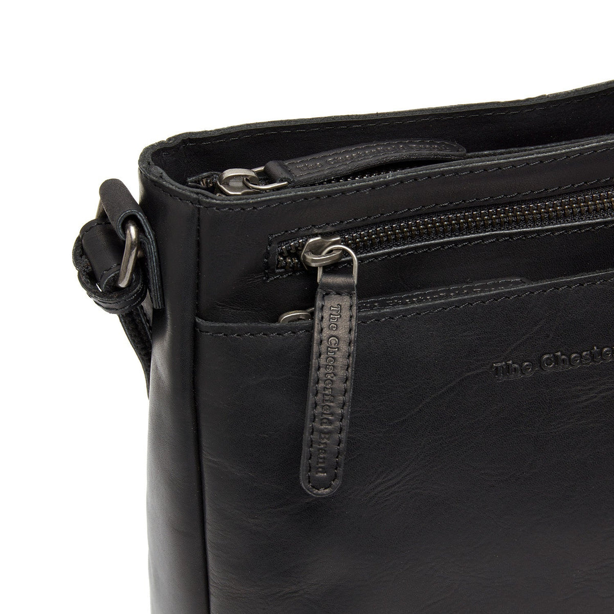
Solid Antique Brass Hardware & Heavy-Duty Dual Zipper Detail on Mumbai Borsa a tracolla in pelle pieno fiore