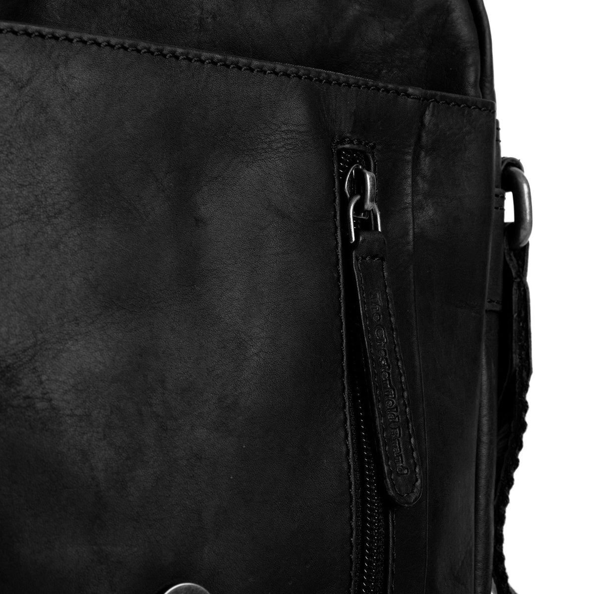 
Solid Antique Brass Hardware & Heavy-Duty Dual Zipper Detail on Remy Borsa a tracolla in pelle pieno fiore
