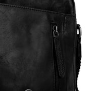 
Solid Antique Brass Hardware & Heavy-Duty Dual Zipper Detail on Remy Borsa a tracolla in pelle pieno fiore