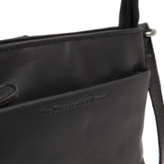
Solid Antique Brass Hardware & Heavy-Duty Dual Zipper Detail on Salerno Borsa a tracolla in pelle pieno fiore