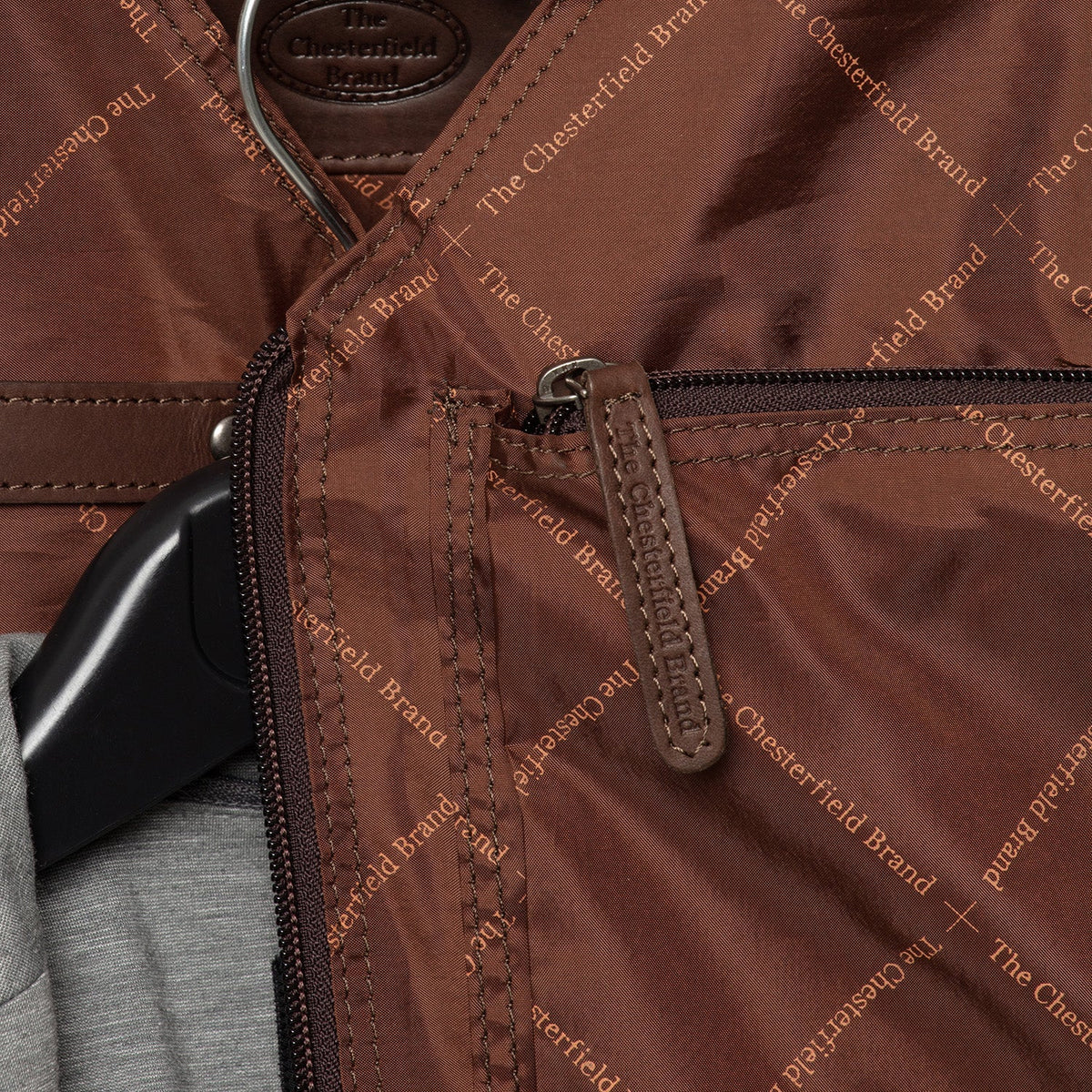 
Vista interna Showing Quilted Viscose Lining & Due tasche interne funzionali