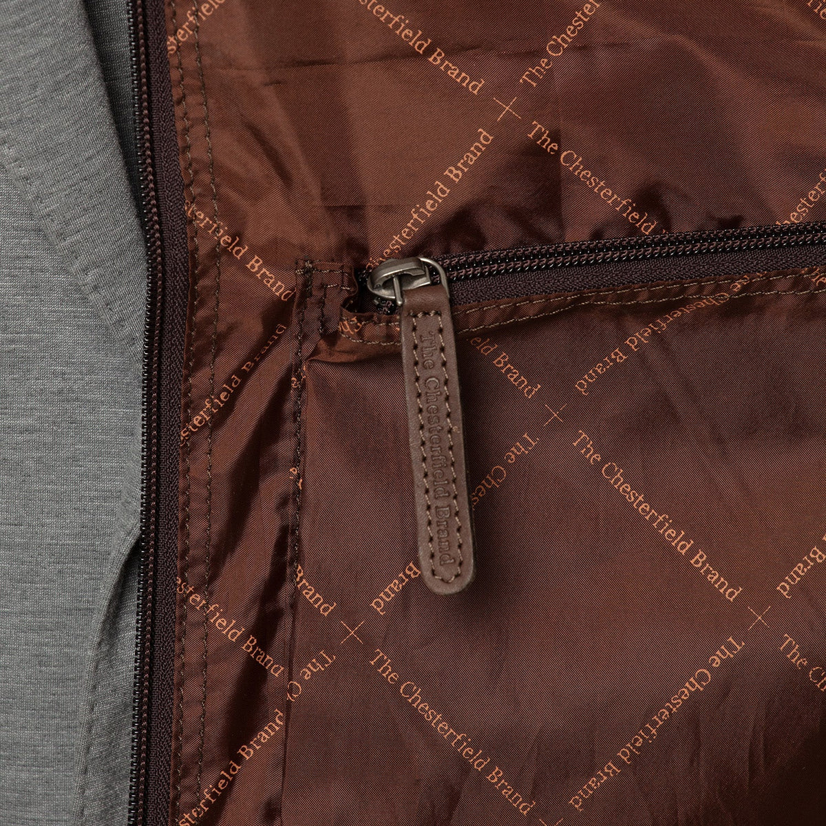 
Prospettiva indossata di Leather Garment Bag Josh su modello - Drappeggio naturale alla luce del giorno